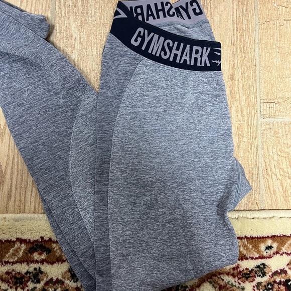 Gymshark super stretchy leggings - small small hole as shown in picture -fixable - Picture 1 of 2